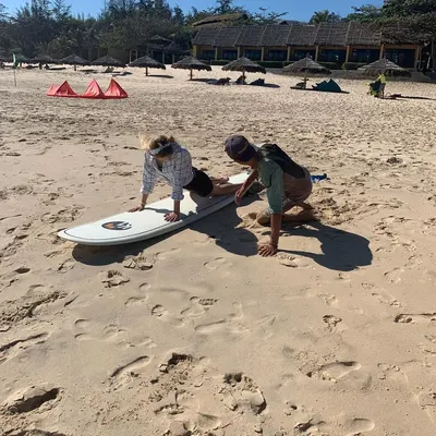 Surf lesson in Mui Ne: briefing on the sand before paddling out
