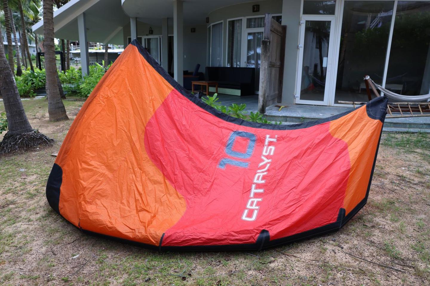 Used Kites from the K1 School: Ozone, F-One, Flysurfer — Photos of Every Kite