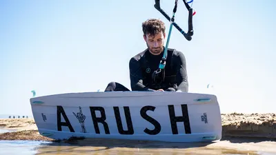 Кайтборд Airush Airush Livewire Team v8 — крупный план