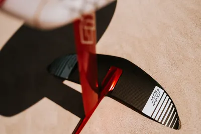 Переднее крыло фойла AXIS Foils 920mm Carbon Front Wing — в работе на воде