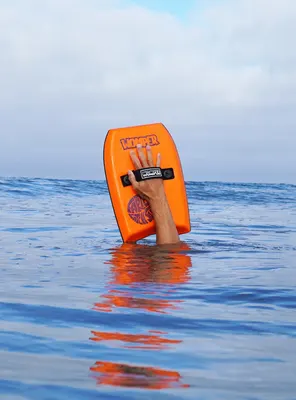 Catch Surf WOMPER // STRAPPED x FARTCO 冲浪板 — 水上实拍
