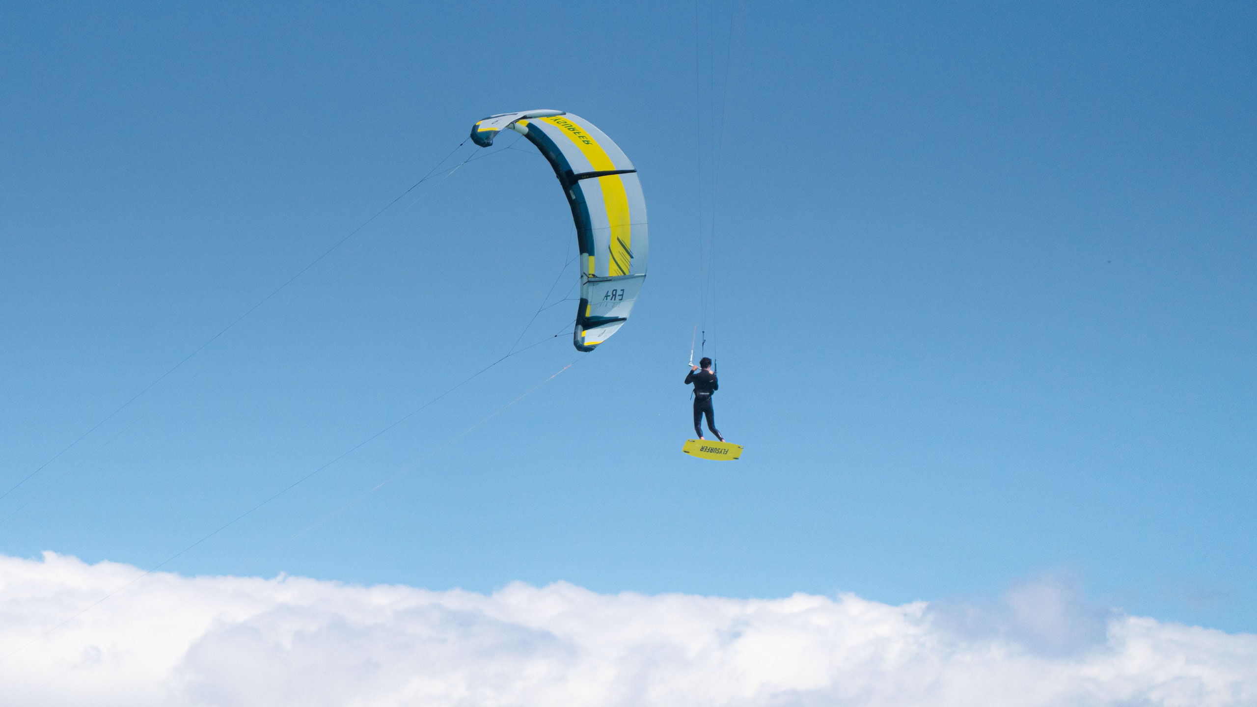 Flysurfer SHOT Kiteboard — in action on the water