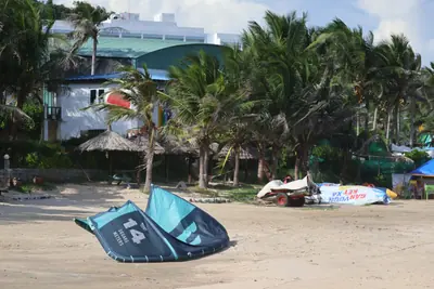 A kite on the sand by the K1 station, Sandunes hotel