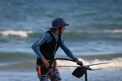 The instructor shows the foil before going on the water