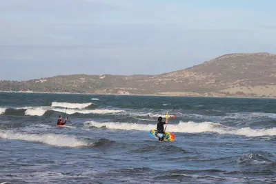 Ученик кайт-школы K1 на воде, пляж Малибу, Муйне