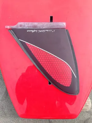 Плавник GONG Fin US Red Honeycomb Race 9.5" 240mm — вид сбоку