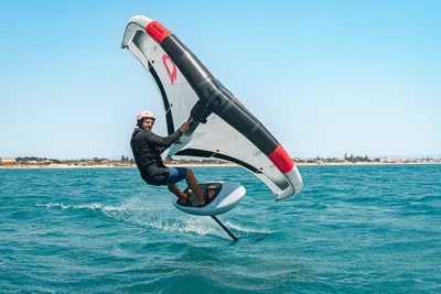 Стабилизатор фойла GONG Foil Stab Ypra Slalom V3 Atmo - Pro Team Series — в работе на воде