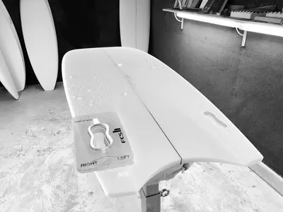 Сёрф-доска GONG Factory Surf 5'3 Matata Simone PU Green Moon — в работе на воде