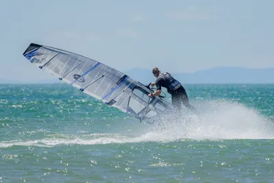 Виндсёрфинг North North Slalom Race — крупный план