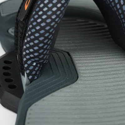 Ozone Twin-tip hardware: footstraps/pads/fins/handle — крупный план