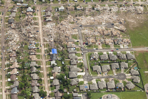 Вид с воздуха на разрушения, вызванные мощным торнадо, обрушившимся на районы к югу от Оклахома-Сити, 2013. Дэвид Макнис / Getty Images для CNN